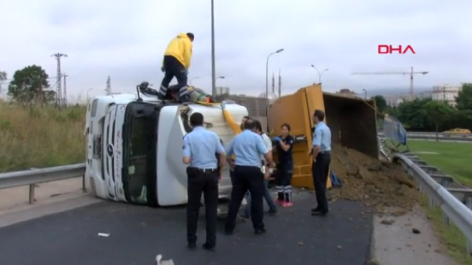 TEM'de hafriyat kamyonu devrildi!