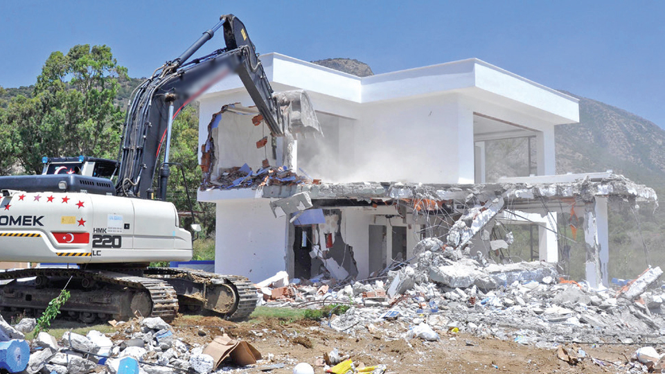 Datça'daki kaçak yapı yıkıldı