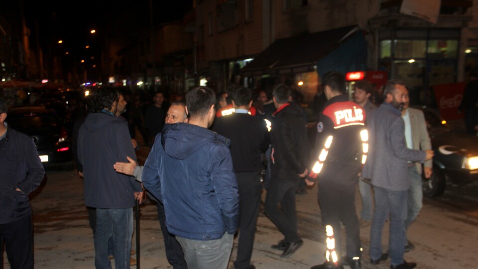 100 kişinin karıştığı kavgada 1 polis yaralandı