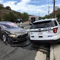 Sürücüsüz otomobil bu sefer polise çarptı!