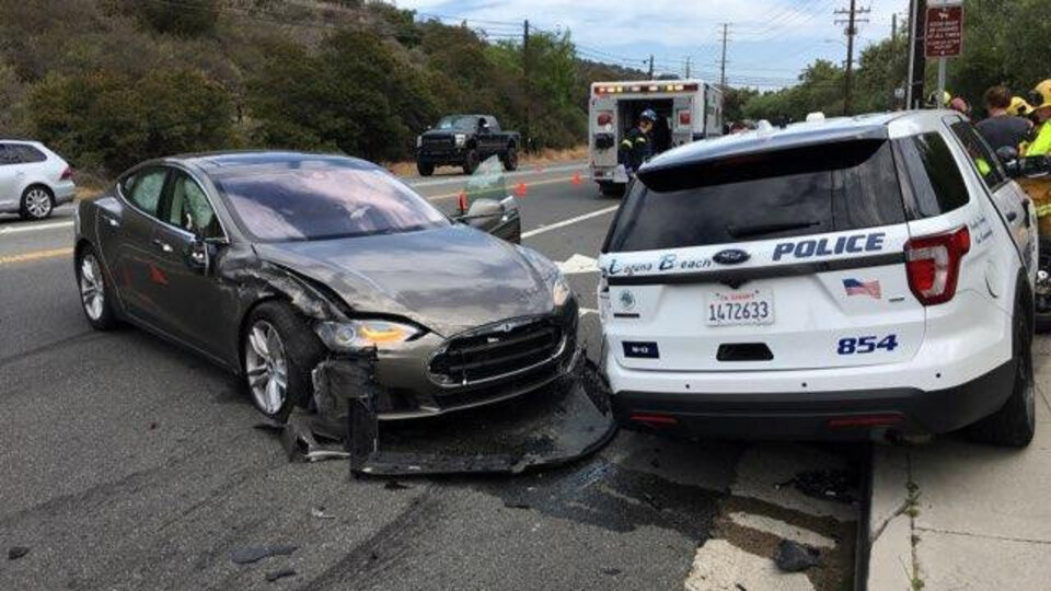 Sürücüsüz otomobil bu sefer polise çarptı!