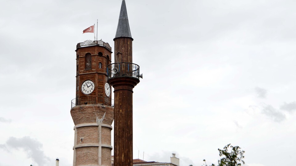 Tahta minareli cami zamana meydan okuyor