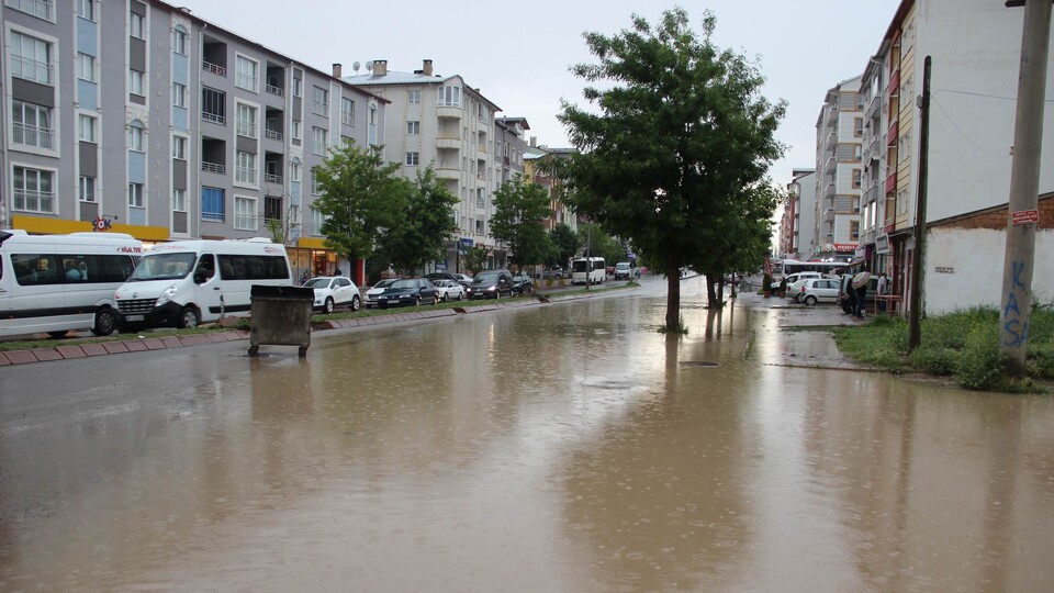Göle dönen caddede araçlar mahsur kaldı 