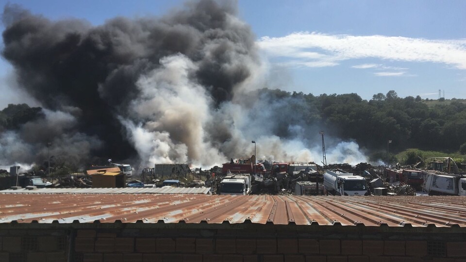 On binlercesi cayır cayır yandı! Gökyüzü siyaha boyandı