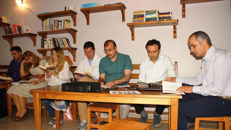 Her gün aynı saatte bir saat kitap okuyorlar