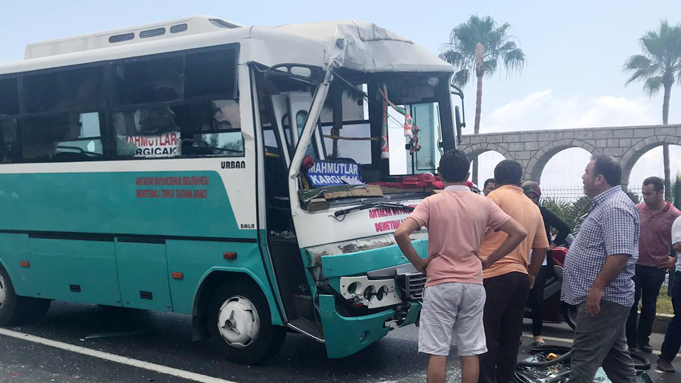 Alanya'da midibüs ile kamyon çarpıştı: Çok sayıda yaralı var