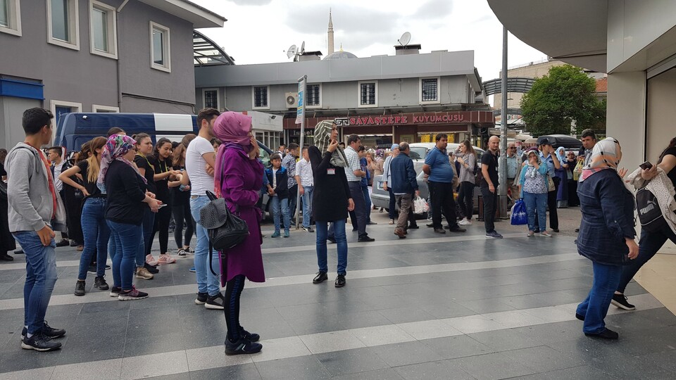 AVM'de panik anları! Yüzlerce kişi etkilendi