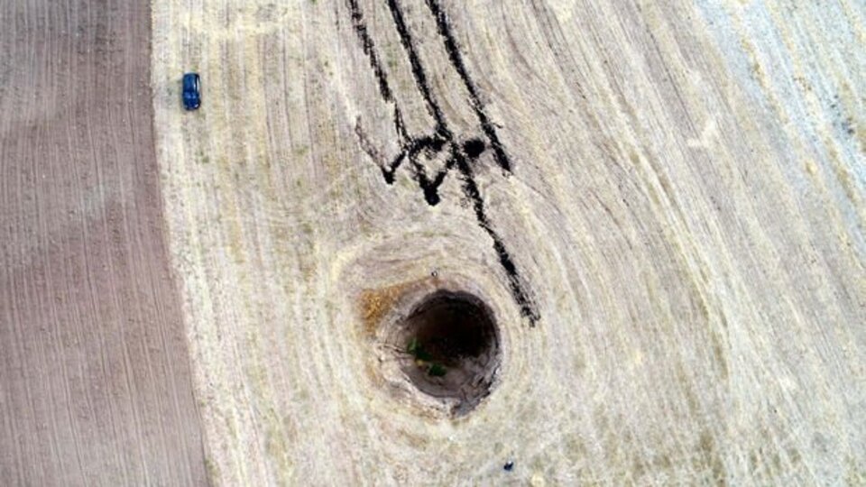 Esrarengiz dev çukurlar oluşmuştu! Köyde büyük heyecan