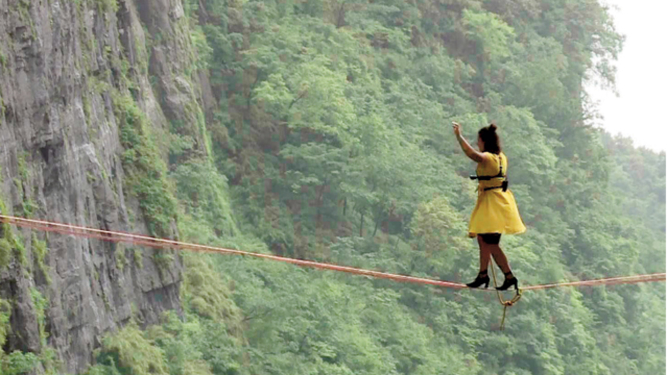 Topuklu ayakkabıyla ip üstünde yürüdüler!