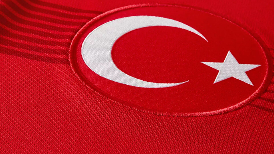 Milli yıldız imzayı attı