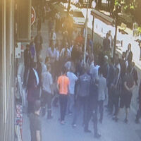 Kadının çığlığına koşan kalabalık adamın üzerine çullandı!