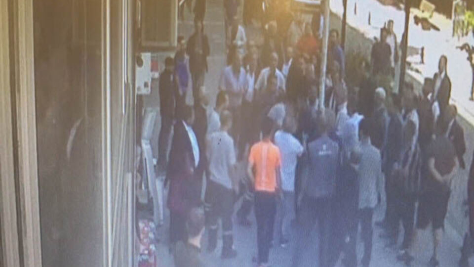 Kadının çığlığına koşan kalabalık adamın üzerine çullandı!