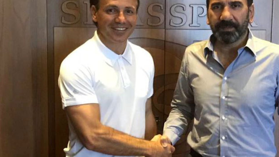 Tamer Tuna imzayı attı