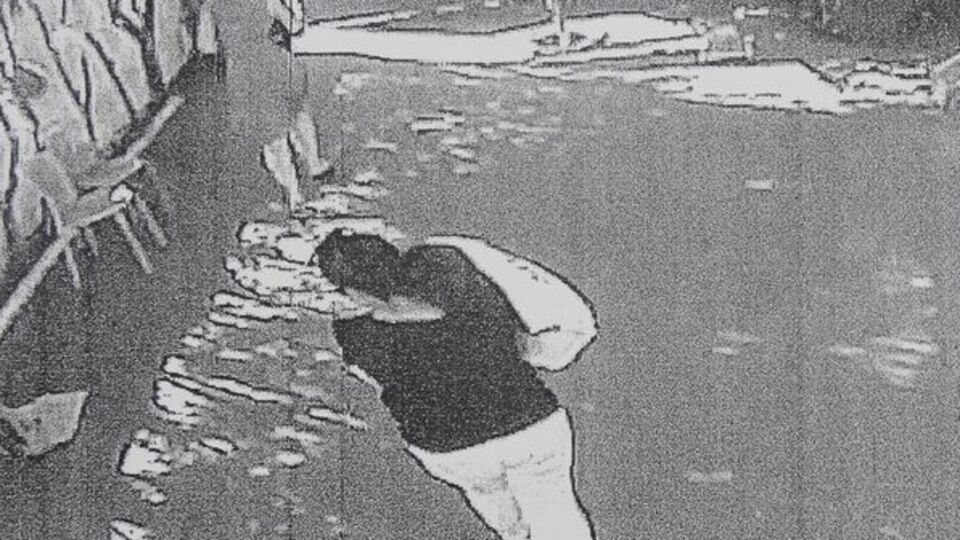 Servisi kilitleyip ekmek almaya gitmiş!