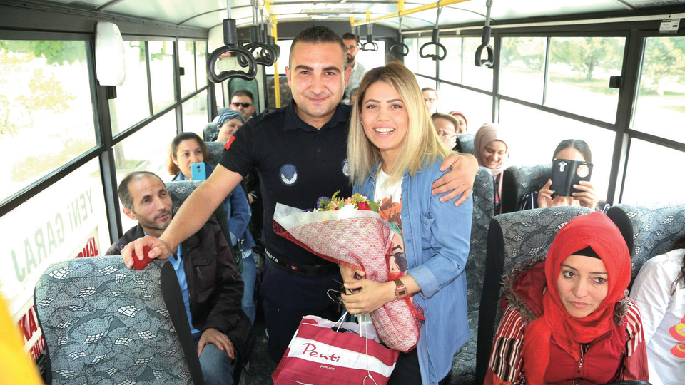 Halk otobüsünde evlilik teklif etti