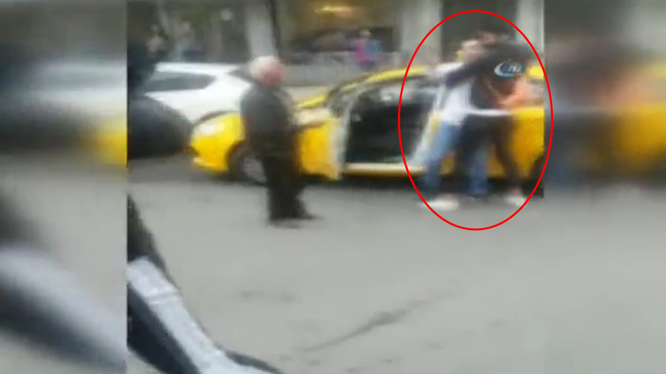 Taksiciyi kimse durdurumadı! O anlar kamerada