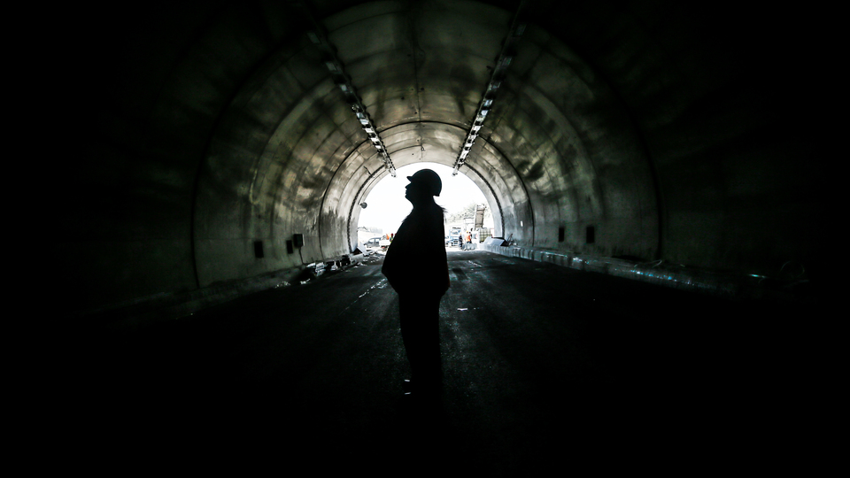 Hem tünelin açılışına hem doğuma gün sayıyor