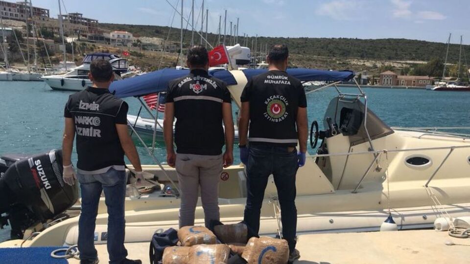 Polisi görünce çantaları denize attılar