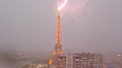 Eyfel'e yıldırım düştü!