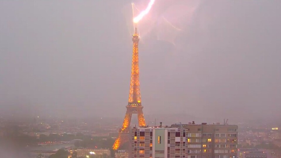Eyfel'e yıldırım düştü!