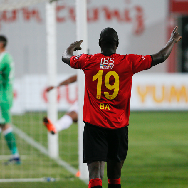 Demba Ba imzayı atıyor!