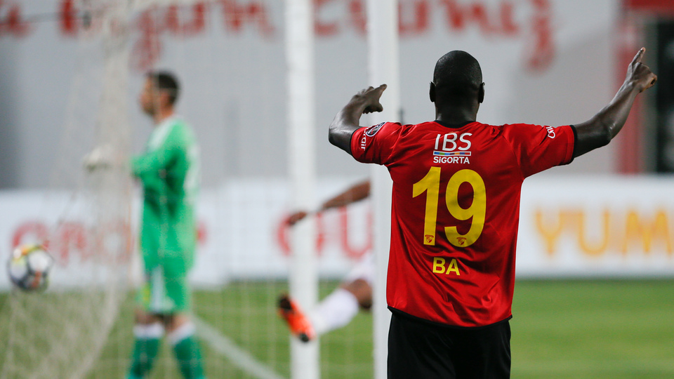 Demba Ba imzayı atıyor!