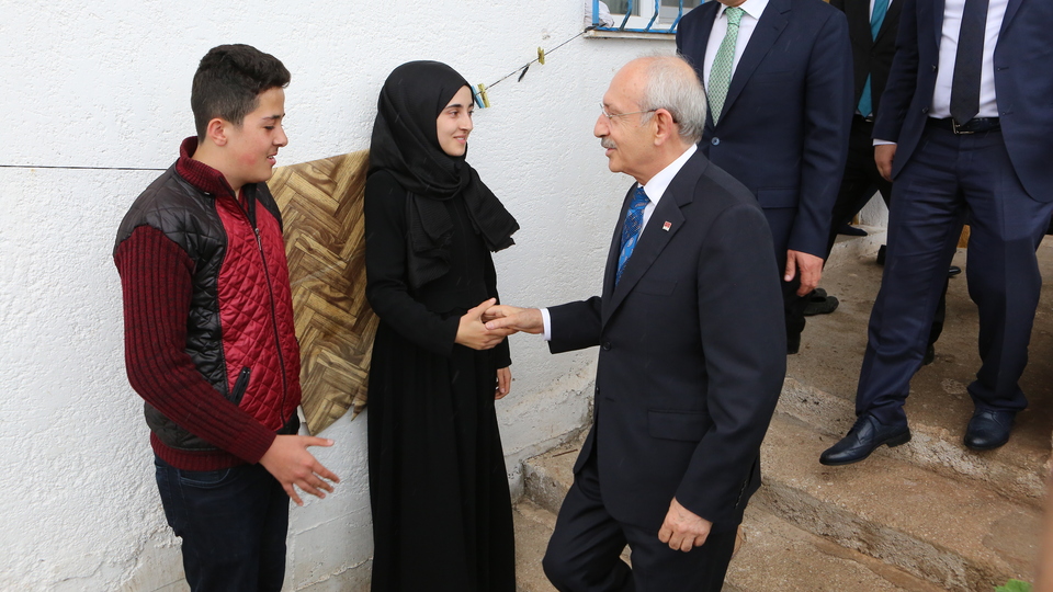 Kılıçdaroğlu'ndan burs verdiği yetim kardeşlere ziyaret