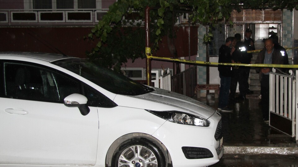 Tartıştığı eşini ve kızını bıçakladı