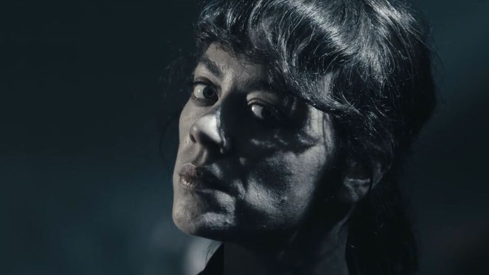 Deniz kızının katilinin peşinde!