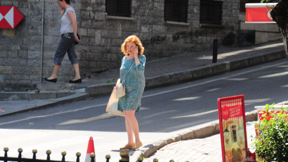 Sosyete büyük şok! Yalısından çıktı