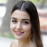 Hande Erçel kimdir?