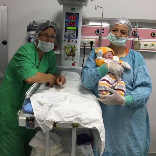 24 yıl önce doğumunu yaptıran ebe, şimdi oğlunu doğurttu