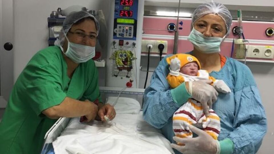24 yıl önce doğumunu yaptıran ebe, şimdi oğlunu doğurttu