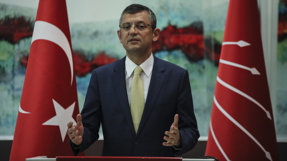 FETÖ belgelerini inceleyen Özel'den ilk açıklama!