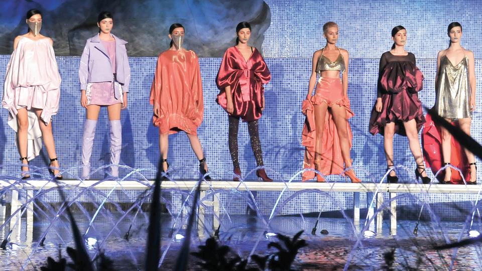 Derste tasarladılar mezuniyette giydiler