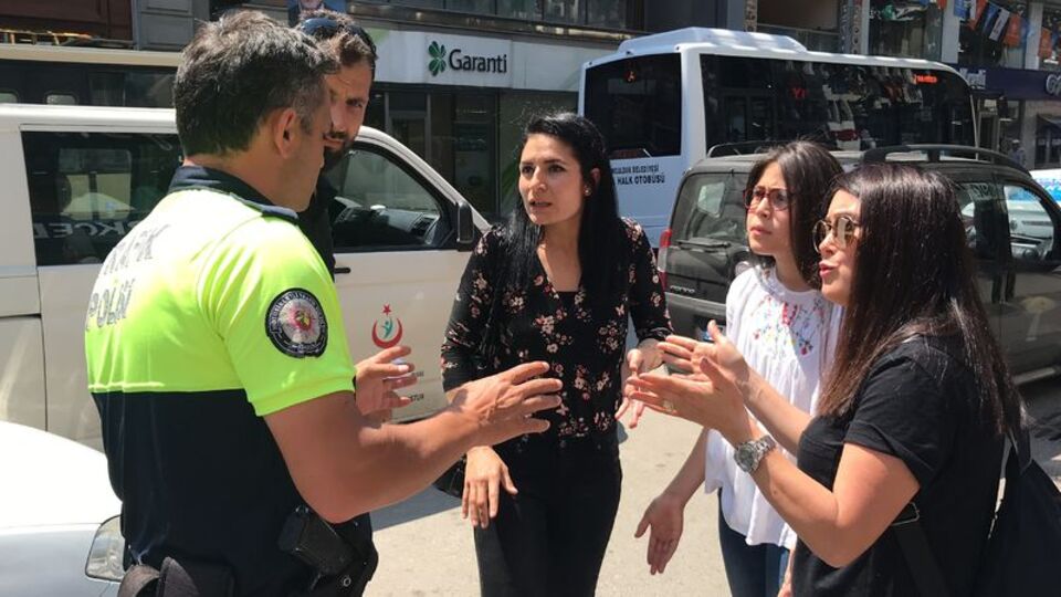 Ezilme tehlikesi geçiren kadın, sürücüye yol vermedi