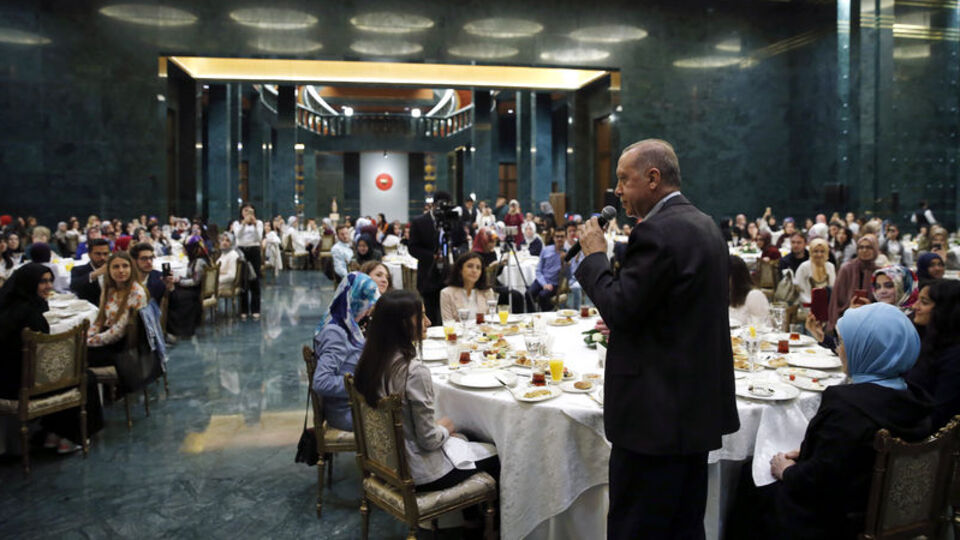Erdoğan çiftinden Külliye'de gençlerle sahur!