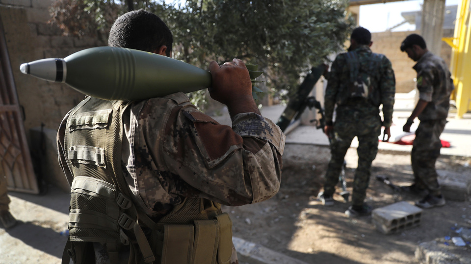 Terör örgütü YPG'den Rakka'dan çıkmamak için rüşvet taktiği!