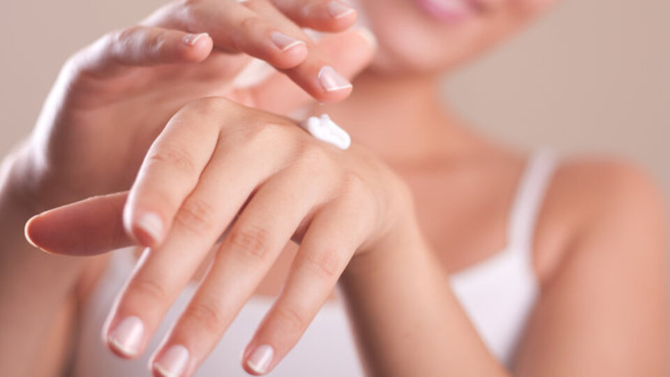 Krem sürmek ve makyaj yapmak orucu bozar mı? Hükmü nedir?