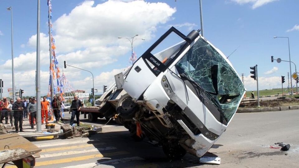 Asker taşıyan midibüs polis aracıyla çarpıştı: 35 yaralı