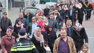 Hollanda'daki Türkler giderek daha fazla dindarlaşıyor