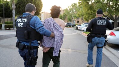 ABD'de kaçak göçmenler federal hapishanelere naklediliyor