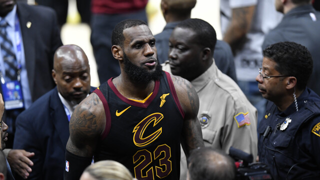 LeBron James kırık elle oynamış