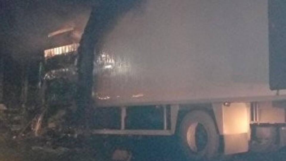 TIR karşı şeritteki 6 otomobile çarptı: 3 ölü