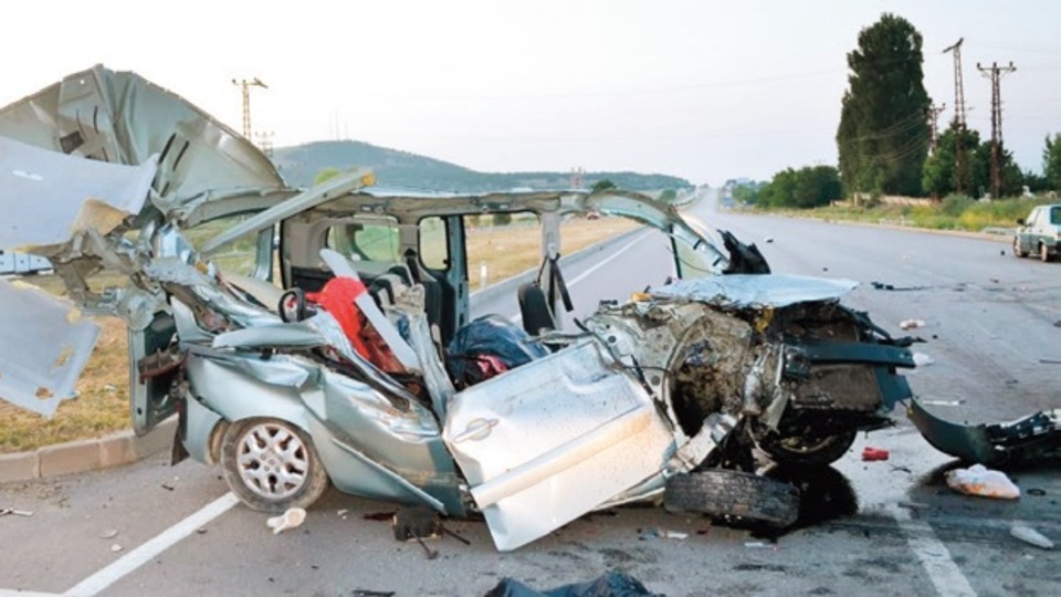 Aynı aileden 3 ölü, 6 yaralı