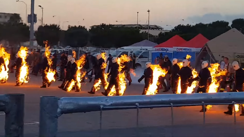 32 kişi aynı anda kendini ateşe verdi