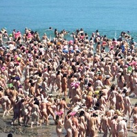 2505 kadın çıplak denize girdi