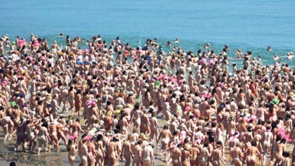 2505 kadın çıplak denize girdi