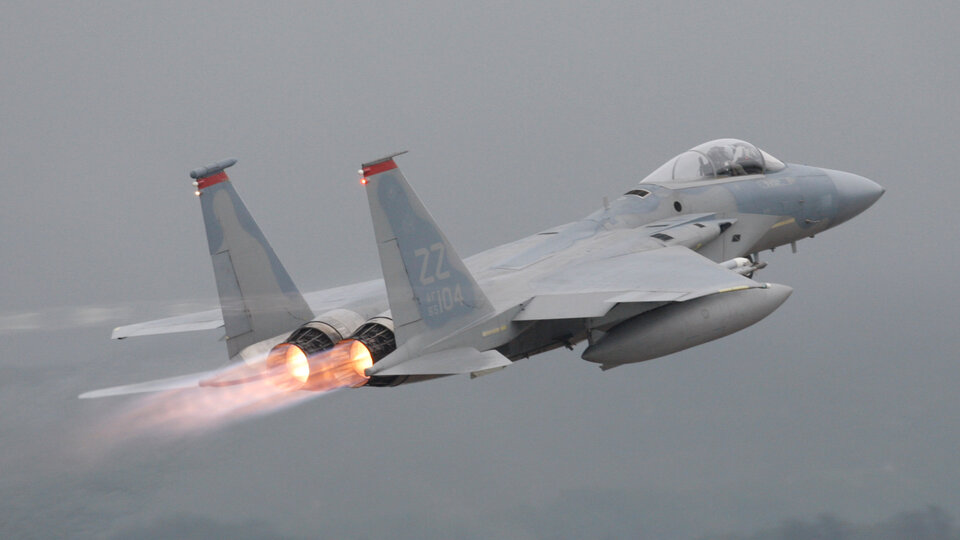 Okinawa açıklarında Amerikan F-15 savaş uçağı düştü