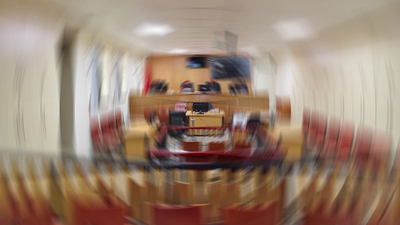 Oğlu cinayetten 15 yıl hapis alan adam, avukatı alnından öptü!